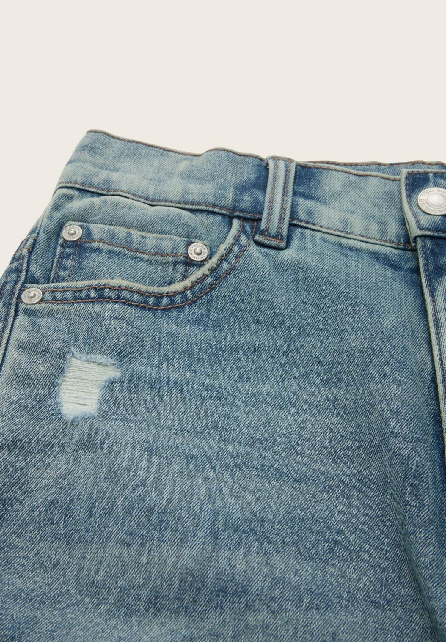 Tom Tailor Im Destroyed LookShorts Di JeansDestroyed Bleached Blue Denim Bambini Jeans TO224C04R-K11 5 Tom Tailor Im Destroyed LookShorts Di JeansDestroyed Bleached Blue Denim Bambini Jeans TO224C04R-K11 - immagine 3