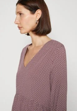 Tom Tailor Feminine V Neck Vestito EstivoBurgundy Donna Vestiti TO221C0RB-G11 11 Tom Tailor Feminine V Neck Vestito EstivoBurgundy Donna Vestiti TO221C0RB-G11 -Tom Tailor 2c6d773a41c64b569978e6872b145ad4