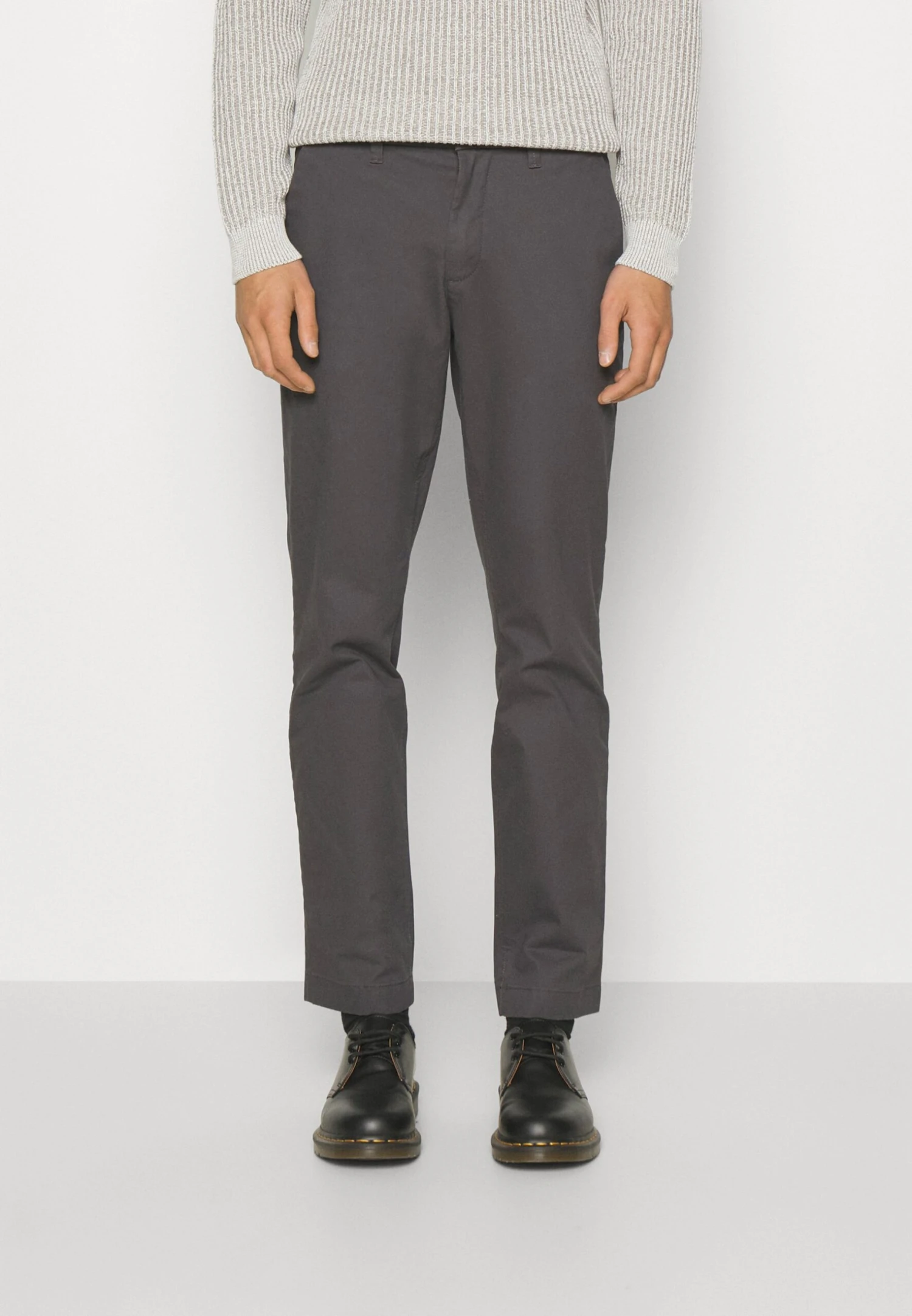 Tom Tailor TrousersChinoTarmac Grey Uomo Pantaloni TO222E081-C11 3 Tom Tailor TrousersChinoTarmac Grey Uomo Pantaloni TO222E081-C11