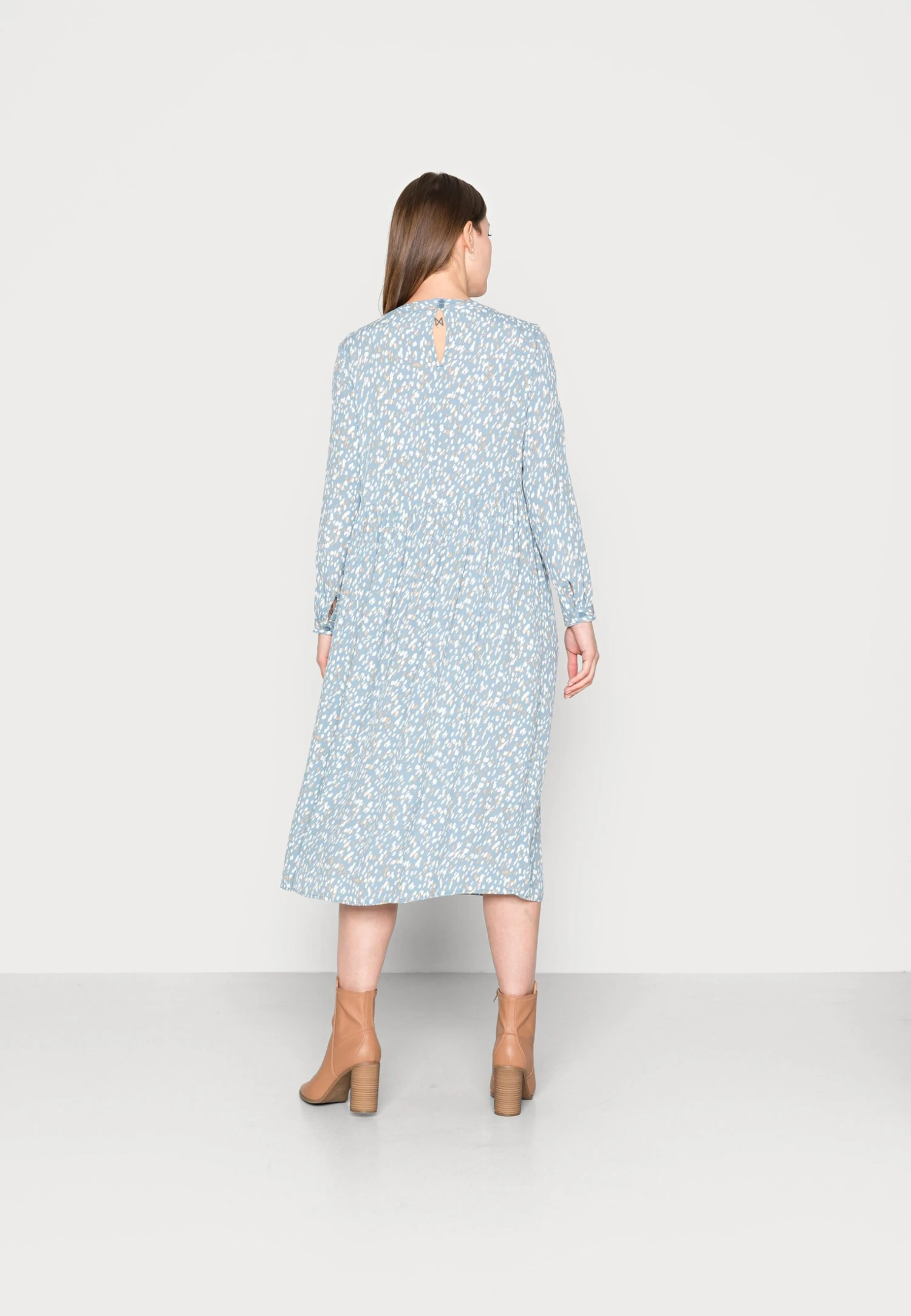 Tom Tailor Printed Crepe Midi DressVestito EstivoBlue Dotted Design Donna Vestiti TO221C0N2-K11 5 Tom Tailor Printed Crepe Midi DressVestito EstivoBlue Dotted Design Donna Vestiti TO221C0N2-K11 - immagine 3
