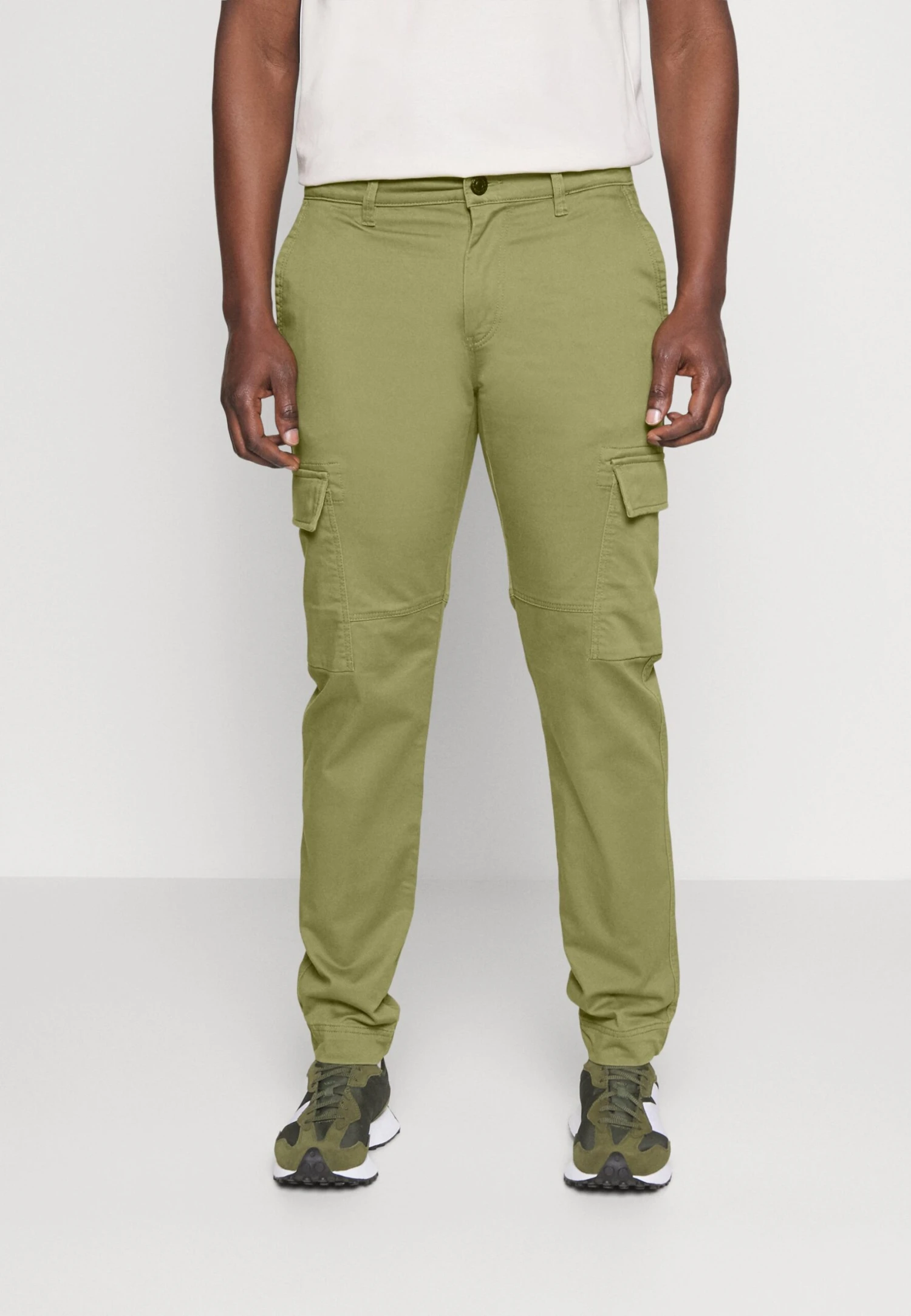 Tom Tailor Pantaloni CargoOlive Branch Green Uomo Pantaloni TO222E06M-M11 3 Tom Tailor Pantaloni CargoOlive Branch Green Uomo Pantaloni TO222E06M-M11