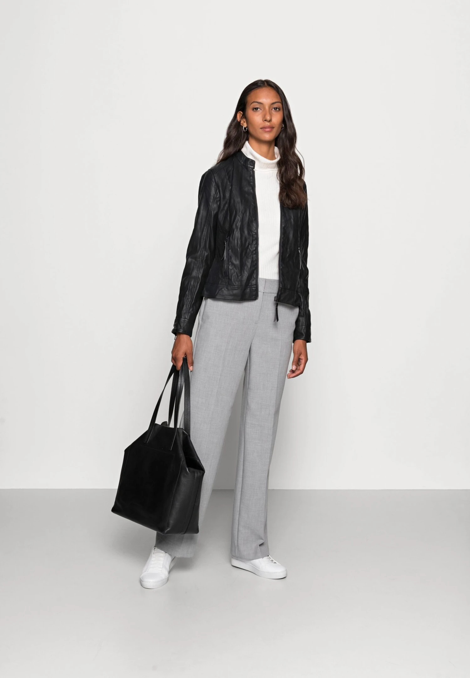 Tom Tailor Faux Leather JacketGiacca Di PelleDeep Black Donna Giacche E Blazer TO221G0AW-Q11 4 Tom Tailor Faux Leather JacketGiacca Di PelleDeep Black Donna Giacche E Blazer TO221G0AW-Q11 - immagine 2