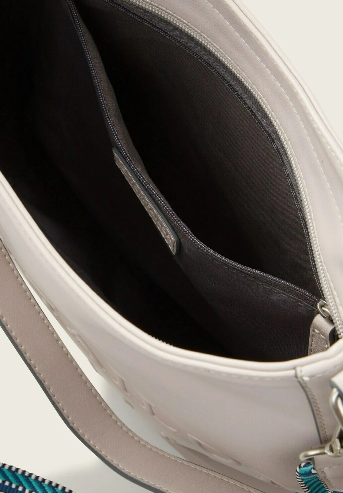 Tom Tailor Teresa Hobo Borsa A TracollaLight Grey Donna Borse TO251H13P-C11 5 Tom Tailor Teresa Hobo Borsa A TracollaLight Grey Donna Borse TO251H13P-C11 - immagine 3