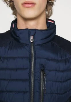 Tom Tailor Hybrid Giacca Da Mezza StagioneSky Captain Blue Uomo Giacche TO222T0DE-K11 -Tom Tailor 740e4a5e629d452ea5fc91581db7dcb4