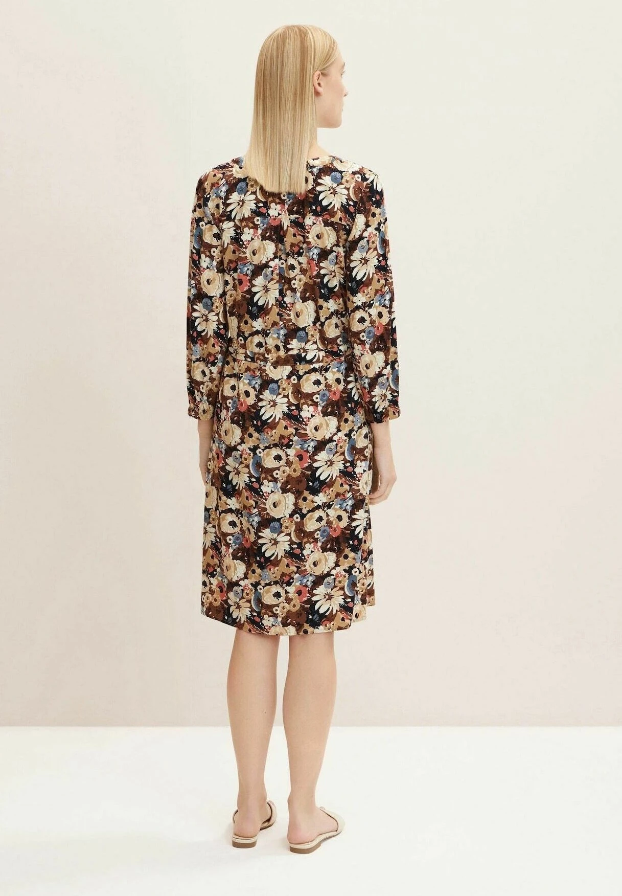 Tom Tailor Gemustertes Abito A CamiciaBeige Large Floral Design Donna Vestiti TO221C0P3-B11 5 Tom Tailor Gemustertes Abito A CamiciaBeige Large Floral Design Donna Vestiti TO221C0P3-B11 - immagine 3