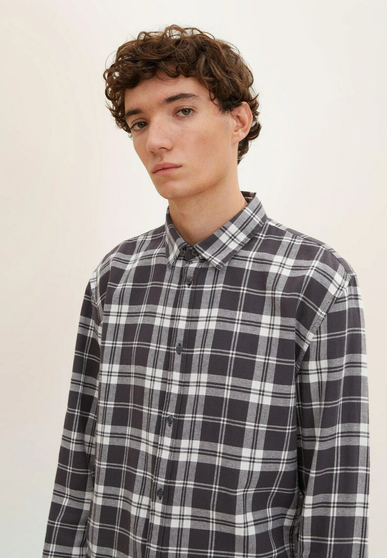 TOM TAILOR Denim CamiciaCoal Grey Light Beige Check Uomo Camicie TO722D0R2-C11 6 TOM TAILOR Denim CamiciaCoal Grey Light Beige Check Uomo Camicie TO722D0R2-C11 - immagine 4