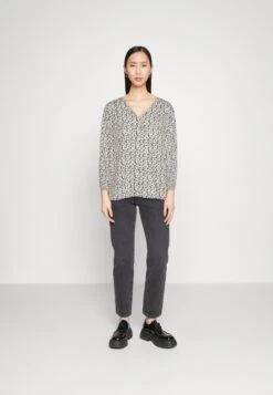 Tom Tailor Printed V-Neck BlouseCamicettaGrey Donna Camicie E Bluse TO221E157-C11 9 Tom Tailor Printed V-Neck BlouseCamicettaGrey Donna Camicie E Bluse TO221E157-C11 -Tom Tailor 83dac5d01c88464d91cfdd85a962f4db
