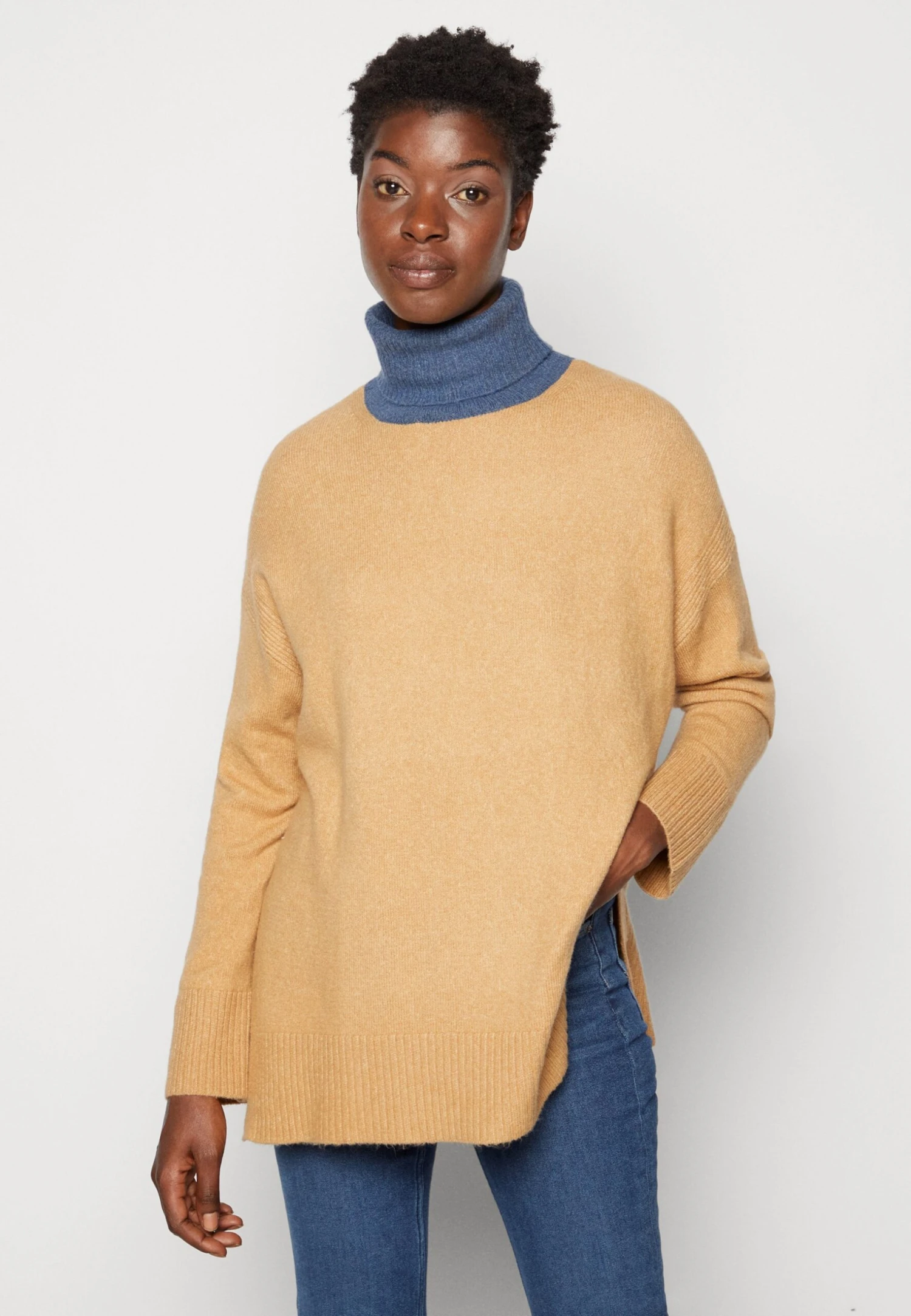Tom Tailor Turtleneck ColorblockMaglioneSoft Light Camel Donna Maglieria TO221I0QA-B11 6 Tom Tailor Turtleneck ColorblockMaglioneSoft Light Camel Donna Maglieria TO221I0QA-B11 - immagine 4
