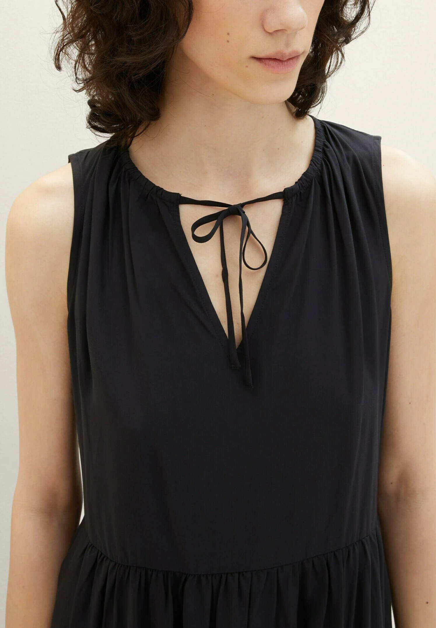 Tom Tailor Mit VolantVestito EstivoDeep Black Donna Vestiti TO221C0R9-Q11 6 Tom Tailor Mit VolantVestito EstivoDeep Black Donna Vestiti TO221C0R9-Q11 - immagine 4