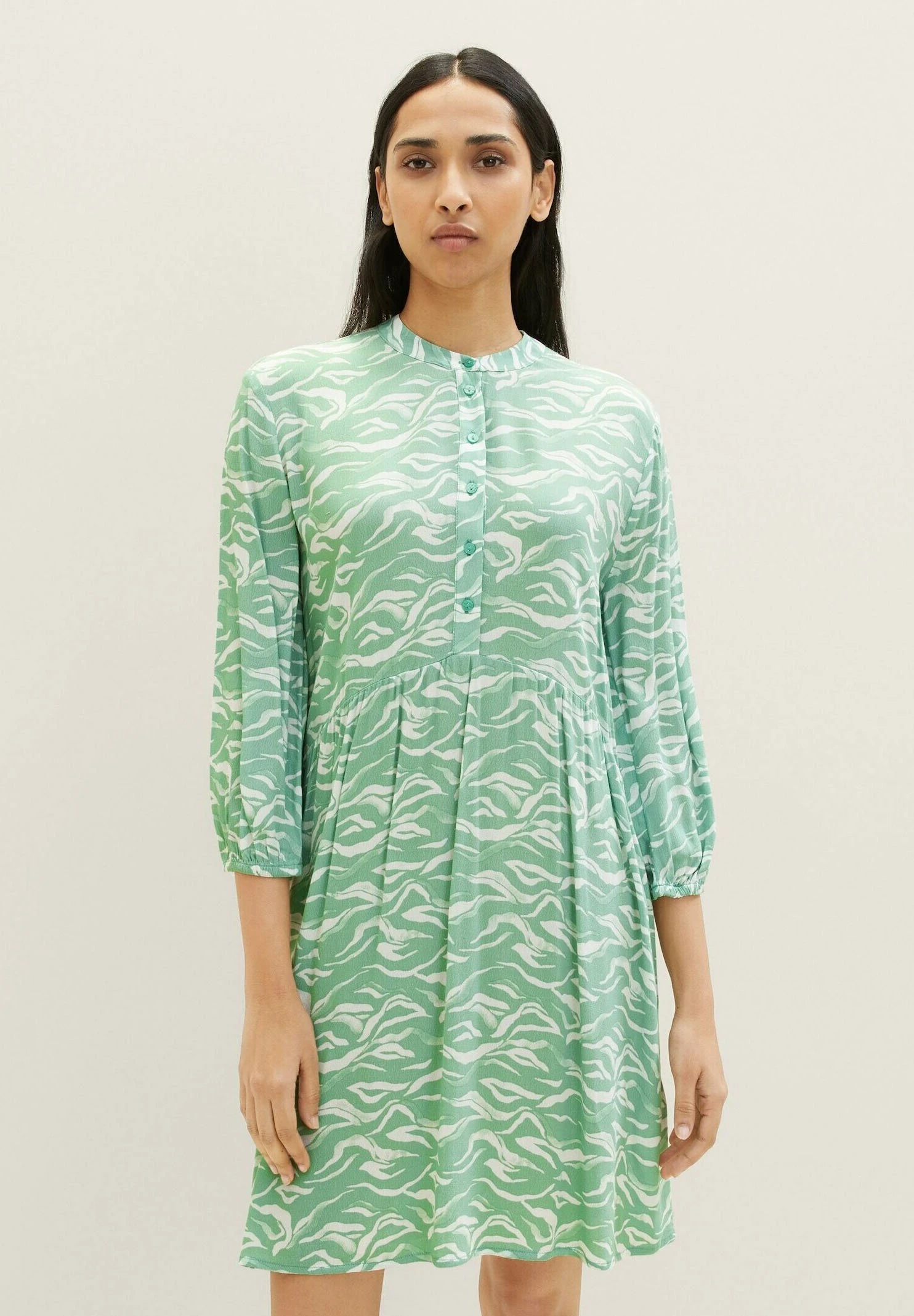 Tom Tailor Mit Allover-Blumenprint Vestito EstivoGreen Small Wavy Design Donna Vestiti TO221C0PW-M12 3 Tom Tailor Mit Allover-Blumenprint Vestito EstivoGreen Small Wavy Design Donna Vestiti TO221C0PW-M12