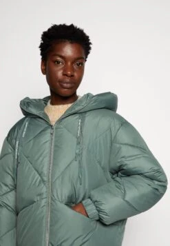 TOM TAILOR Denim Modern Short Giacca InvernaleGreen Dust Donna Giacche E Blazer TO721U04G-M11 11 TOM TAILOR Denim Modern Short Giacca InvernaleGreen Dust Donna Giacche E Blazer TO721U04G-M11 -Tom Tailor beda8ce34a5c4071a63e969908dd1c65