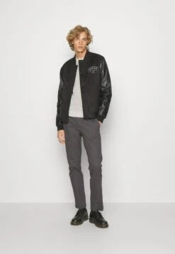 Tom Tailor TrousersChinoTarmac Grey Uomo Pantaloni TO222E081-C11 8 Tom Tailor TrousersChinoTarmac Grey Uomo Pantaloni TO222E081-C11 -Tom Tailor d82478dd58a34ecc95c83da535fec681