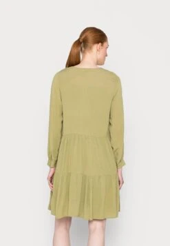 Tom Tailor Crincled Tired DressVestito EstivoModerate Olive Donna Vestiti TO221C0MZ-N11 -Tom Tailor e7104af800cd46b09c6cabd36d46c64b