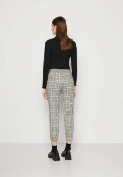 TOM TAILOR Denim Checked Cigarette PantPantaloniRose/Grey Donna Pantaloni TO721A0BG-C11 -Tom Tailor ebaa8d801b064bf5b3b354af064c15f3