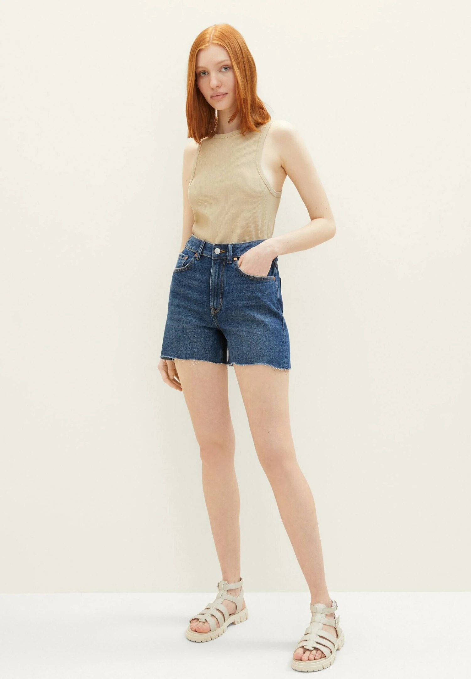 TOM TAILOR Denim MomShorts Di JeansUsed Dark Stone Blue Denim Donna Shorts TO721S03U-K12 6 TOM TAILOR Denim MomShorts Di JeansUsed Dark Stone Blue Denim Donna Shorts TO721S03U-K12 - immagine 4